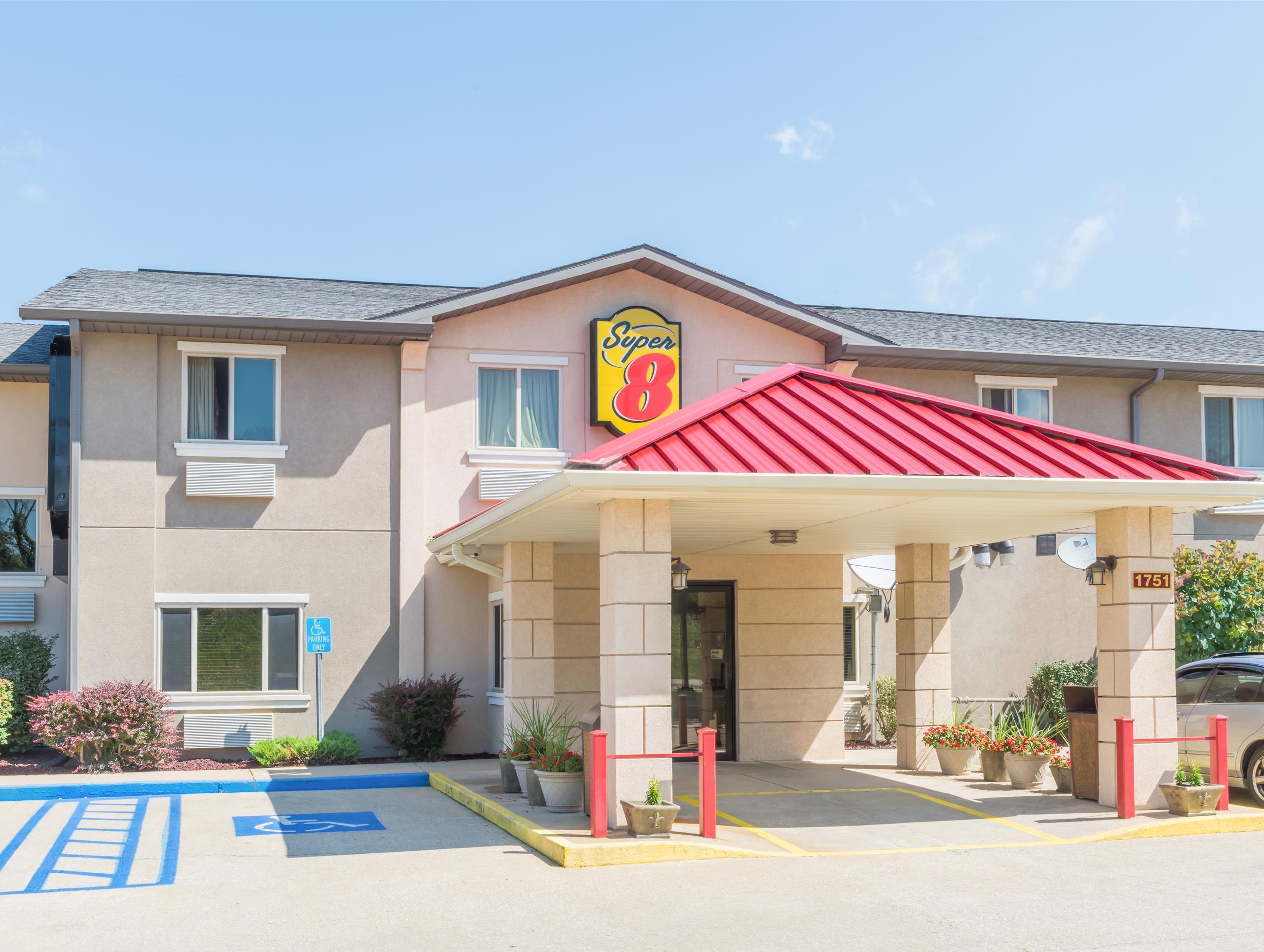 Super 8 By Wyndham Bloomington University Area Exterior photo